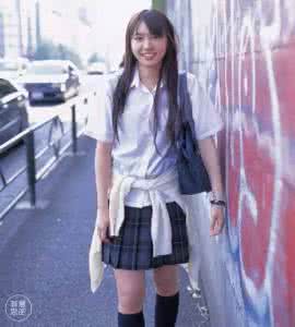 掀校服短裙子 小学女生校服裙子图片 日本女生的校服裙子为什么越来越短?