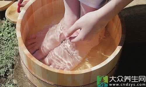 白醋泡脚治疗耳鸣 白醋水泡脚 治好耳鸣