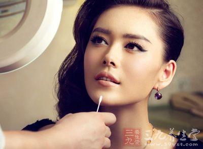 女生塌鼻子隆鼻对比照 女子赴韩隆鼻结果回国鼻子烂穿