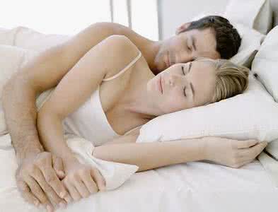 什么样的睡姿最健康 最佳睡眠姿势 睡眠姿势有学问 女人最佳健康睡姿有这些