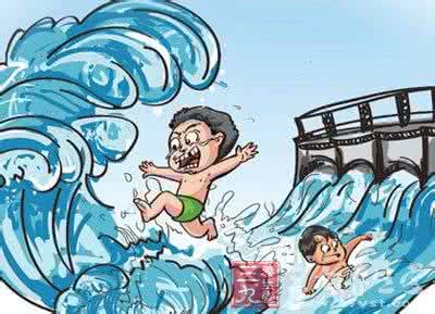 溺水急救 溺水急救 男子救落水女孩 溺水急救知识是什么