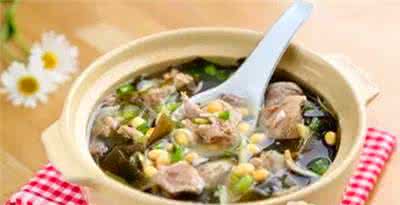 黄豆海带排骨汤 喝什么汤进补好 黄豆海带排骨汤清火又去燥