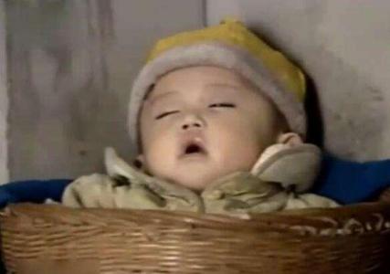 60岁赵本山近照曝光 60岁郁钧剑女儿首曝光 60岁无知老父给1岁女儿喂肥肉，四子全未活过1岁