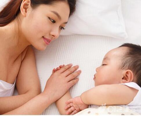 新手妈妈须知：如何判断宝宝是否吃饱了？如何提高母乳产量？