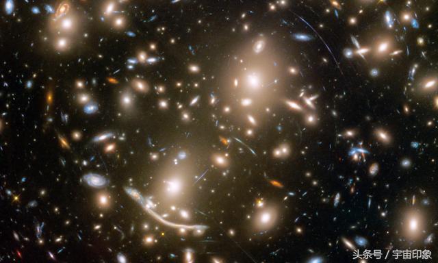 數百個星系擠在小小的時空，藍色光弧再次出現，愛因斯坦又對了