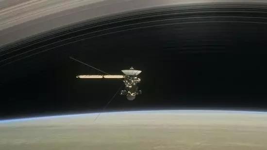 “卡西尼”号完成土星和土星环间首次穿越，神秘之地渐露真容