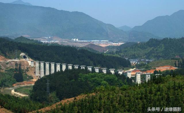 又一途径重庆的高铁全线开建，全长400多公里，串起众多美景